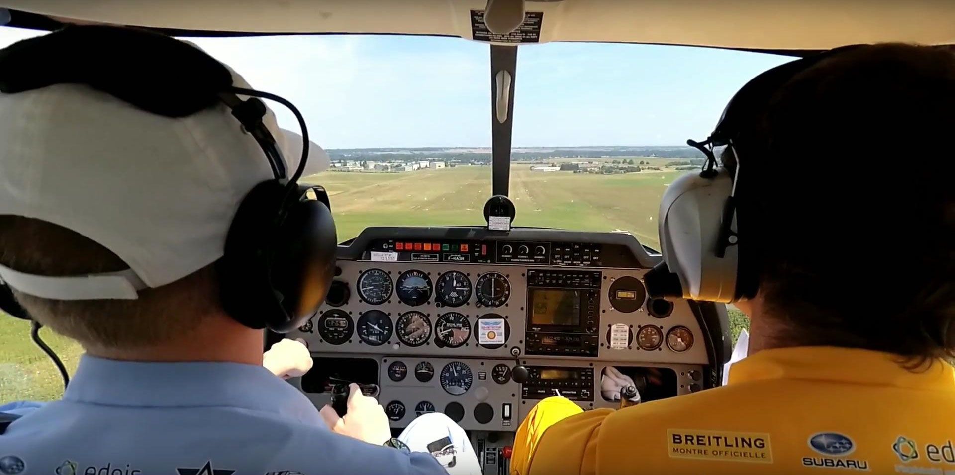During maneuvers, arrival on the grassy runway at Saintes.