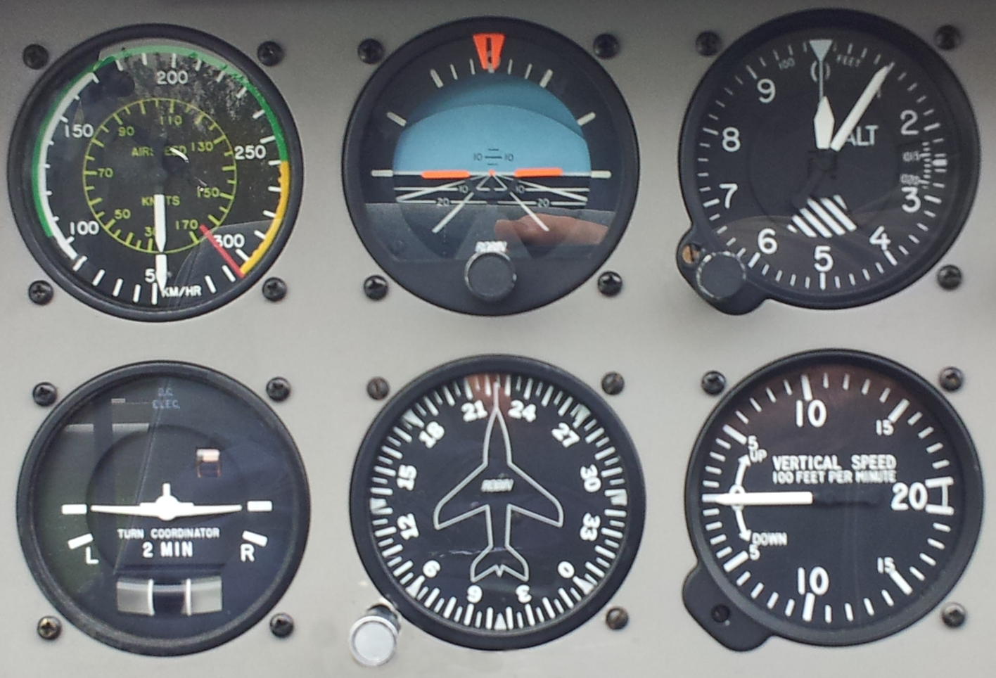 The 6 primary flight instruments of a DR400